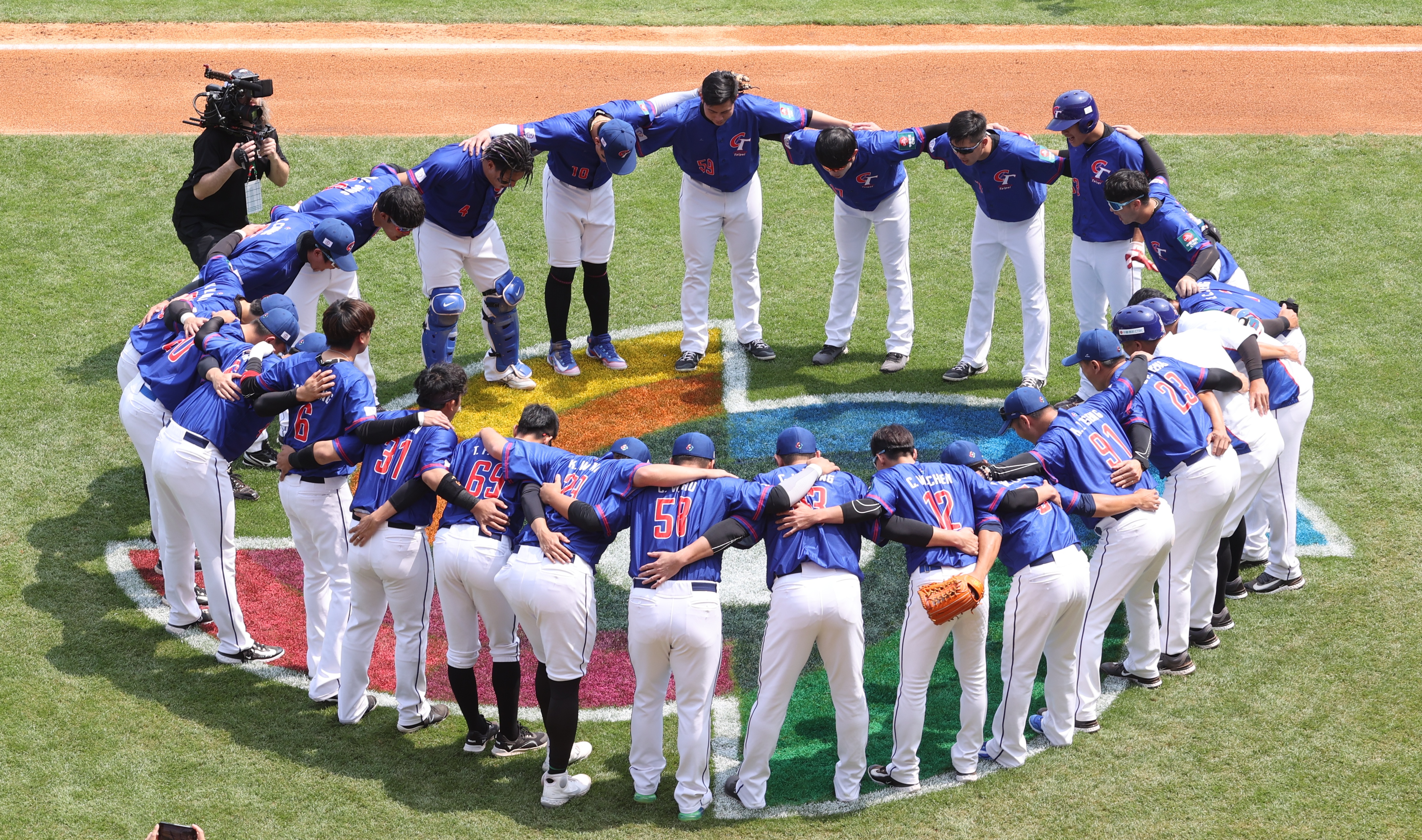(圖)2023 World Baseball Classic, Chinese Taipei lost out on qualification to the quarter finals on losing points rate after two wins and two losses. After the last match, the players formed a circle as a show of mutual respec